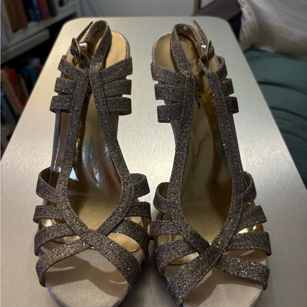 Fabulous Holiday Party Shoes! Gen E Ration Gold Glitter Heels - Picture 2 of 6